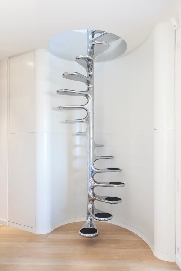 Escalier Roger Tallon - Mur arrondi - parquet - design
